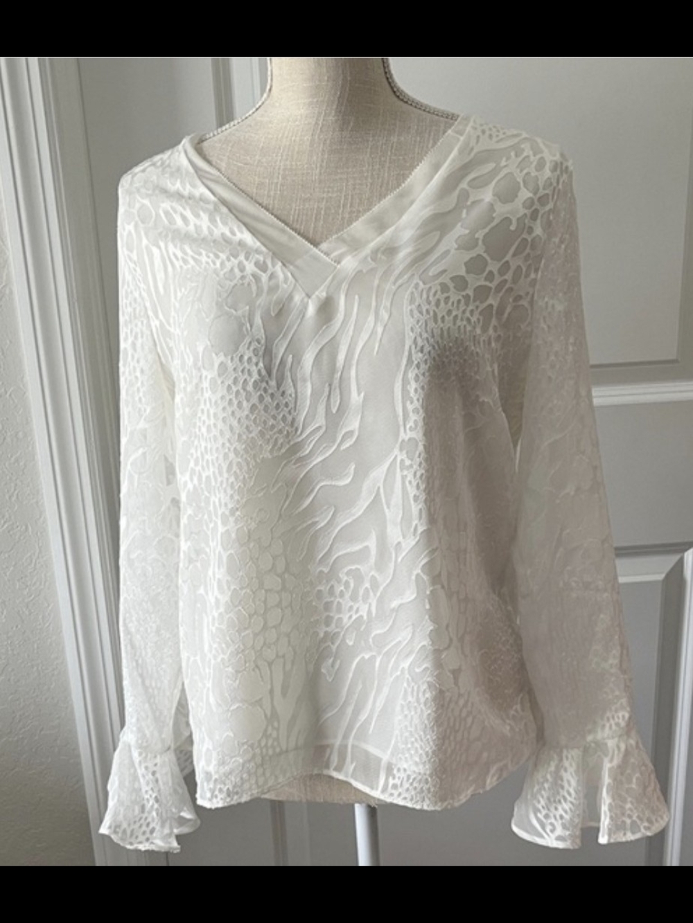 White House Black Market Ivory V-Neck Textured Long-Sleeve Blouse NWT